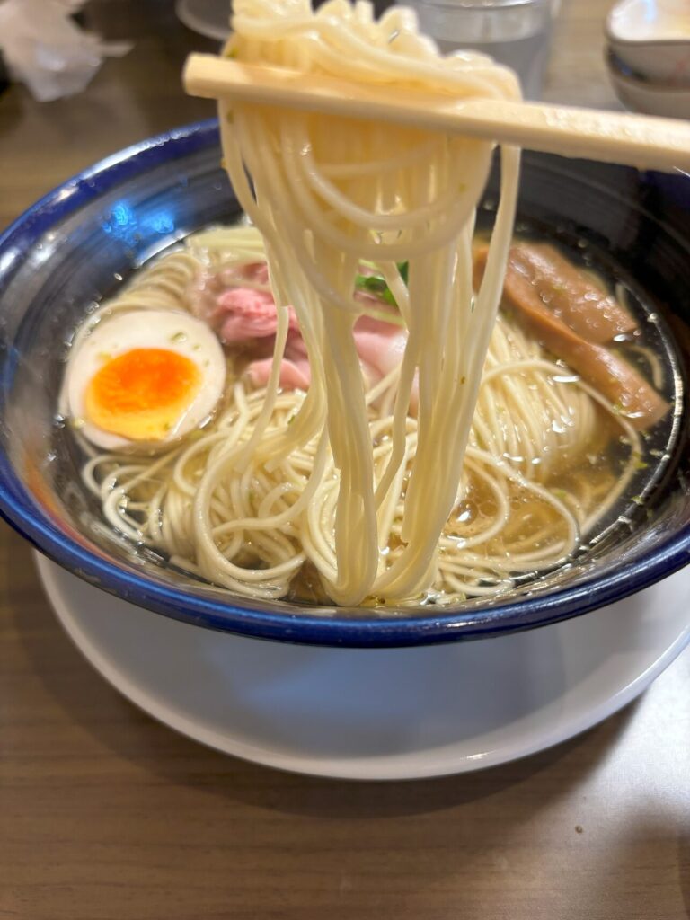 ブドウ山椒の塩ラーメンの麺